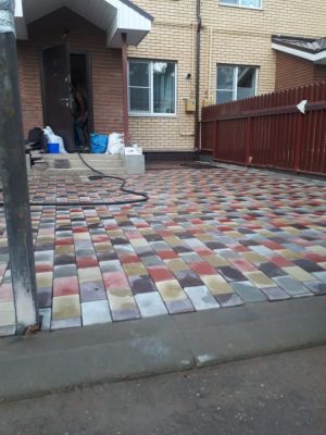 тротуарная плитка во дворе частного дома фотo и цена